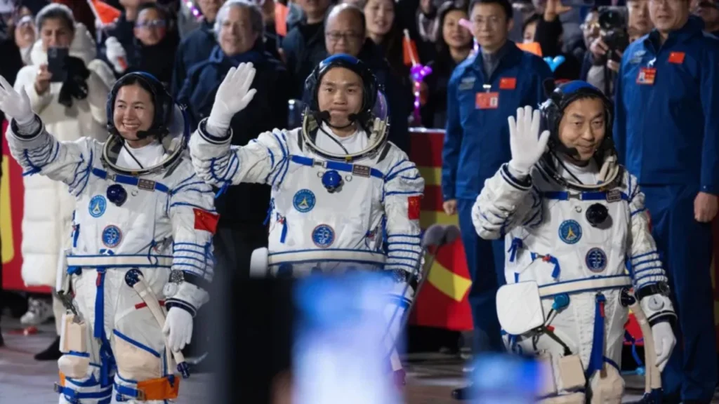 Kina dergon tre astronaut te rinje ne hapesire