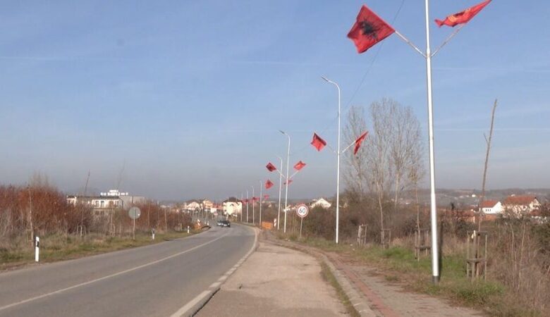 Flamujt shqiptarë valëviten në kufi me Serbinë