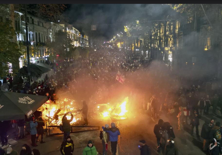 pezullohet vendimi i BE, perlsheje mes protestuesve dhe policise