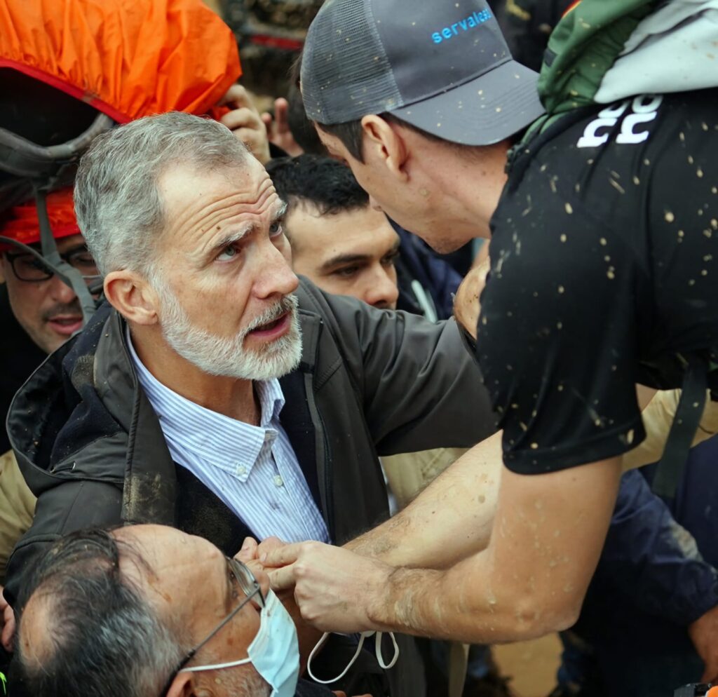 Mbreti spanjoll Felipe IV u prit me turma të zemëruara gjatë një vizite në Paiporta, Valencia, pas përmbytjeve vdekjeprurëse.