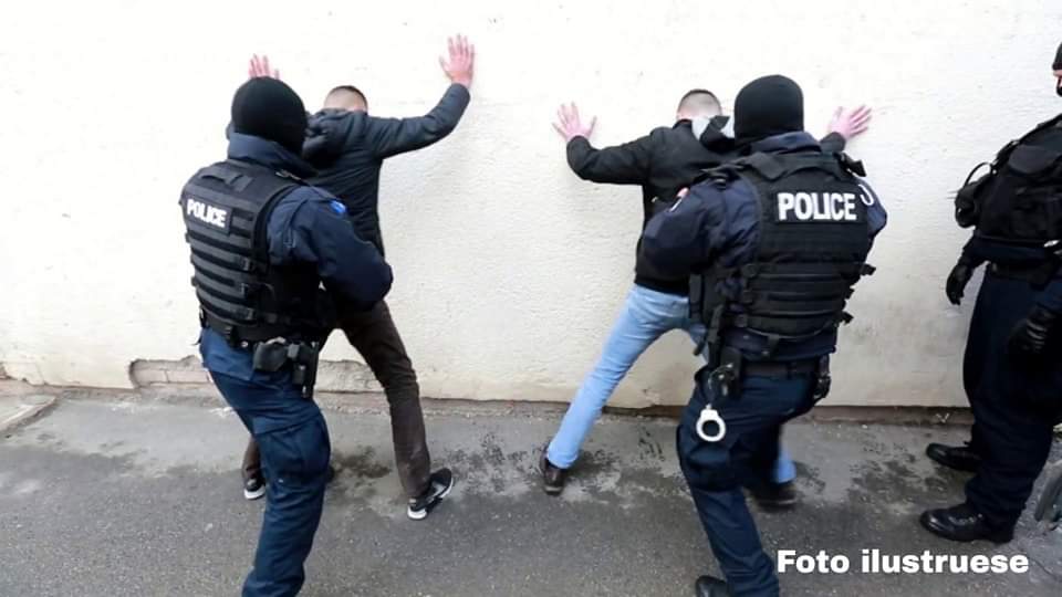 arrestohen dy persona ne Prizren per kontrabande te armeve