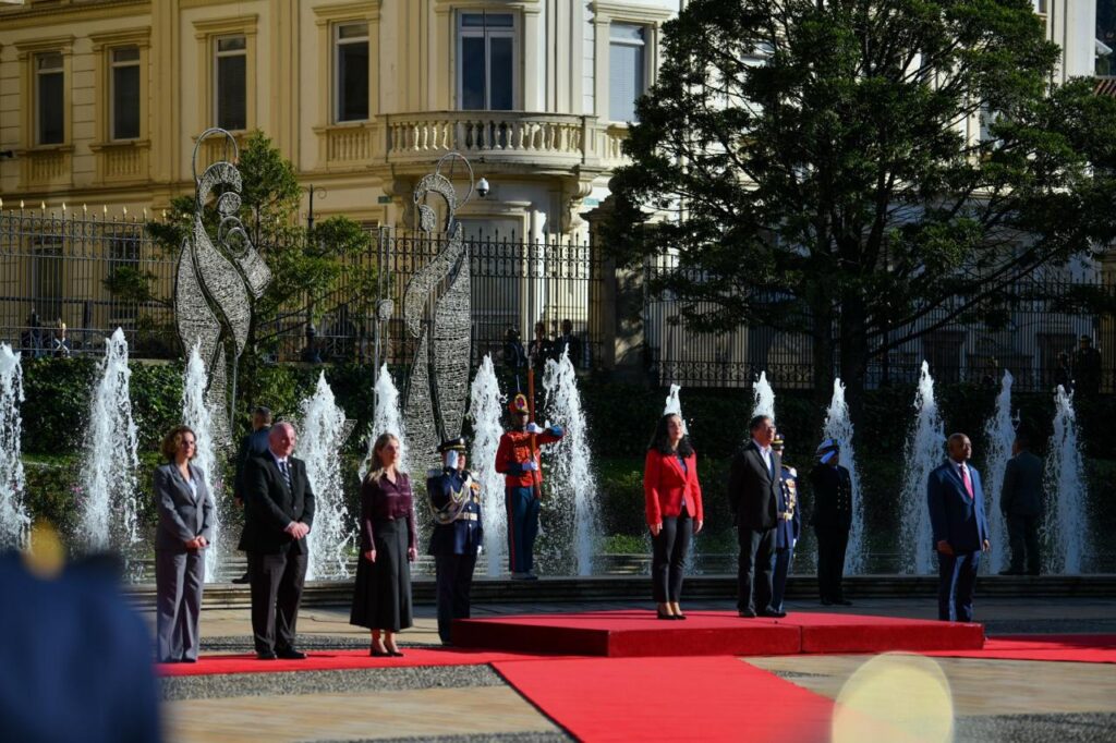 presidentja osmani pritet me nerime te larta ushtarake ne bogota