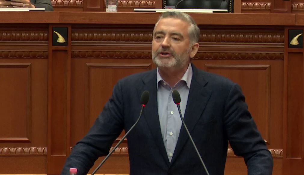 deputeti klosi flet ne parlament