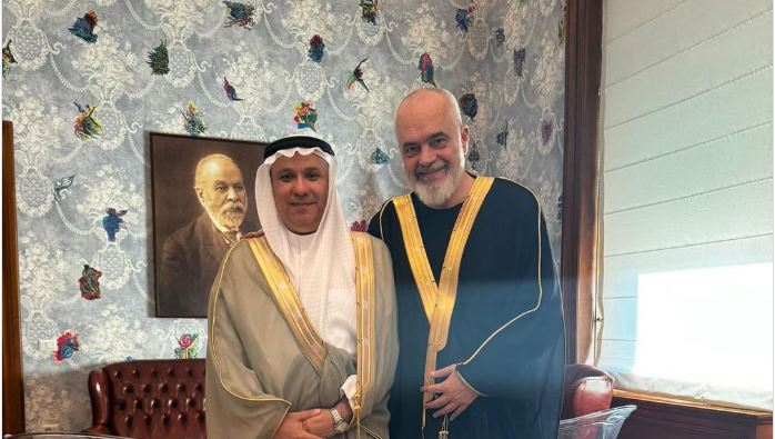 Rama takohet me ambasadorin e Arabisë Saudite, vesh tunikë arabe