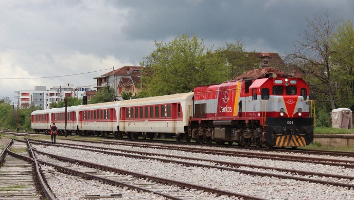 Sulmohet-me-gure-treni-qe-shkonte-nga-Prishtina-ne-Peje