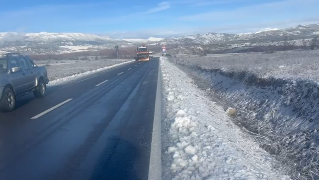 Dëbora “mbulon” Korçën, trashësia arrin në 10 cm! Temperaturat zbresin në minus