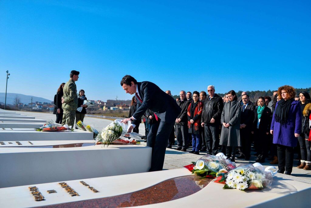 Kurti në Ditën e Veteranit bëri nderime te kompleksi memorial “Adem Jashari”