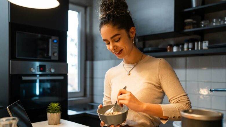 woman eating overnight oats 780x439 1