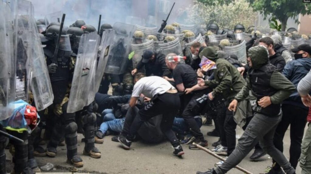 Sot dy vite nga protestat e dhunshme në Zveçan, u plagosën më shumë se 90 ushtarë të KFOR-it