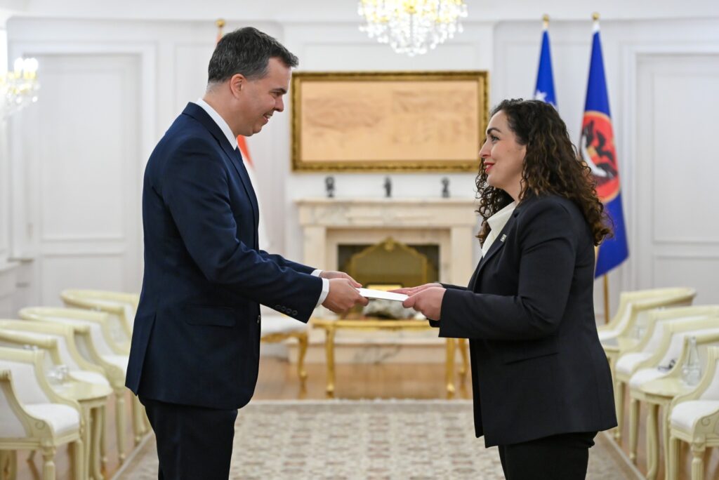 Presidentja Osmani pranoi letrat kredenciale nga ambasadori i ri i Hungarisë në Kosovë, László István Dux