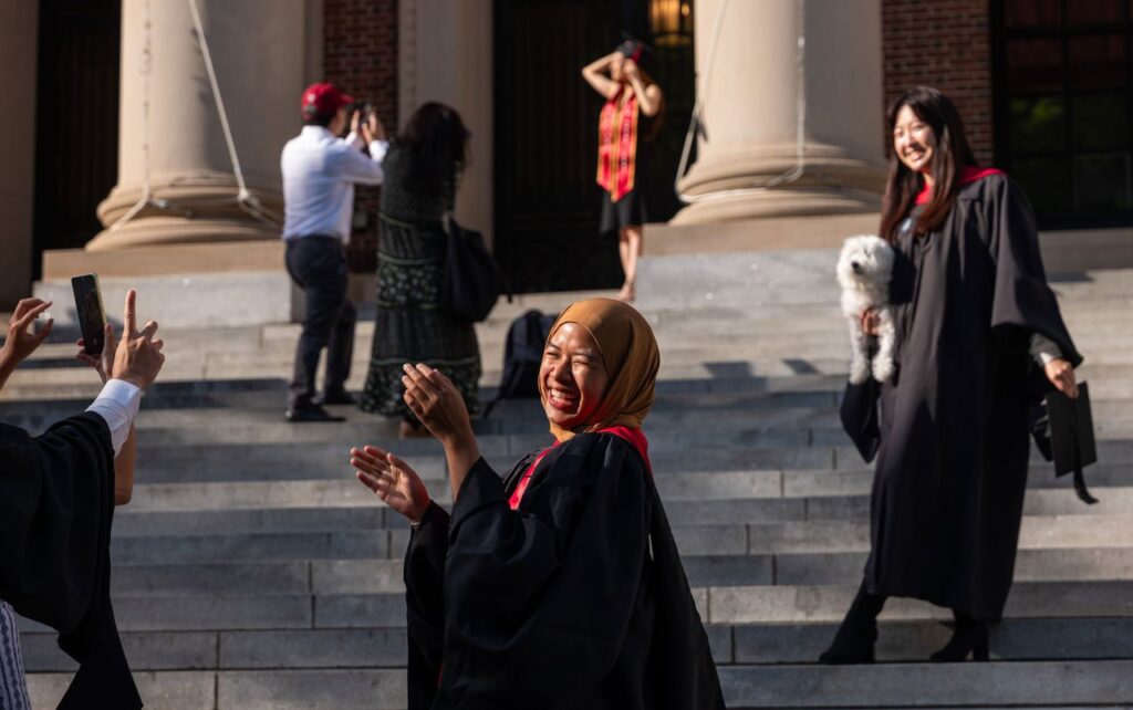 Të diplomuarit e Harvardit festojnë ndërsa avokatët e tij luftojnë për studentët ndërkombëtarë
