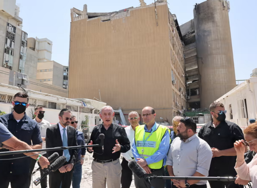 Irani është armiku që Netanyahu gjithmonë ka dashur ta shkatërrojë. Edhe nga strehat kundërajrore, shumica e izraelitëve mbështesin luftën e tij