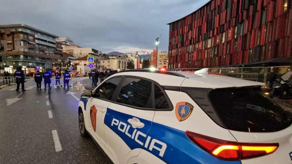 Policia ‘blindon’ edhe hotelin ku po qëndron ekipi serb i futbollit, njofton bllokime dhe masa të reja
