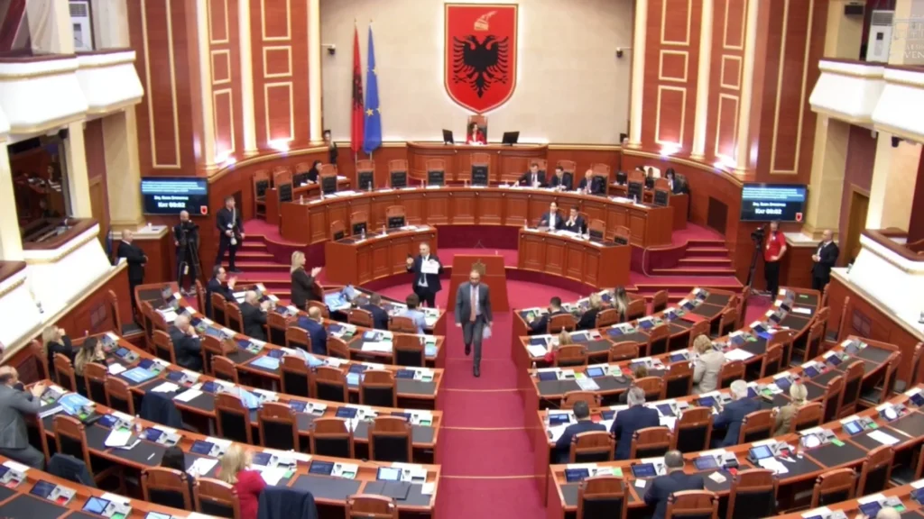 Rendi i ditës/ Kuvendi mblidhet sot në seancë plenare, përfshirë ratifikimin e marrëveshjes së huasë me BERZH