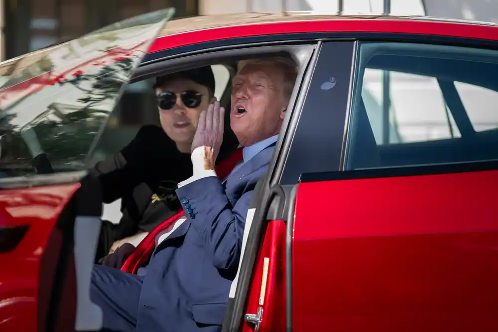 Trump po shqyrton shitjen e “Tesla-s”, pas prishjes së raporteve të tij me Elon Musk