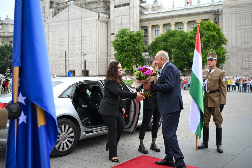 Osmani pritet me nderime ushtarake në Budapest