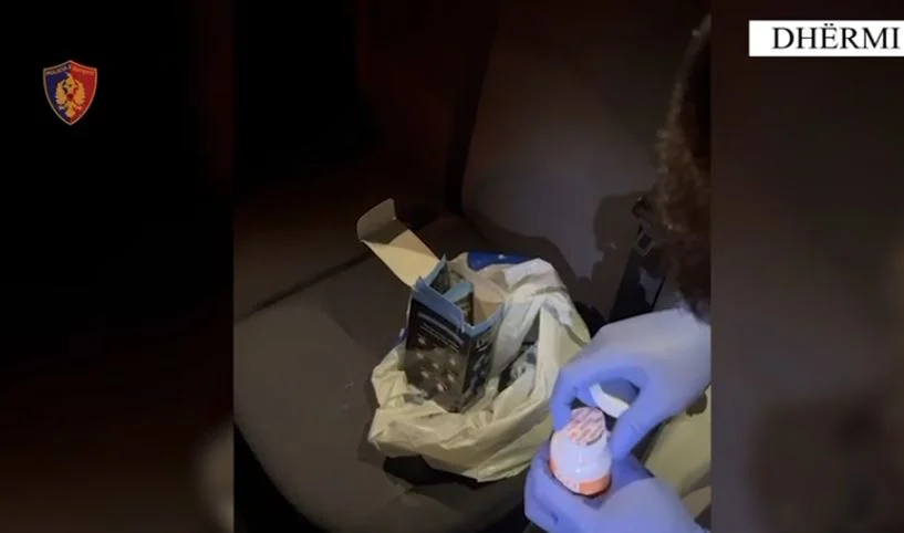 Drogëra të forta brenda dhomës së hotelit në Dhërmi! Arrestohen dy anglezët, shisnin ketaminë dhe ekstazi