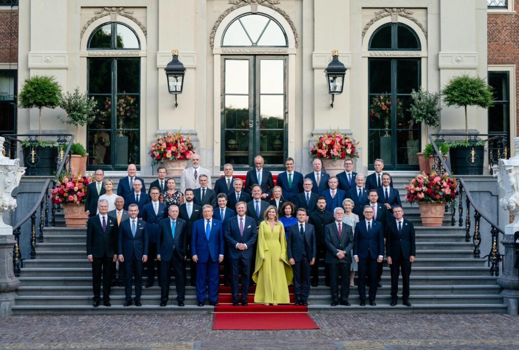 Rama ndan foton familjare nga takimi me liderët e NATO-s