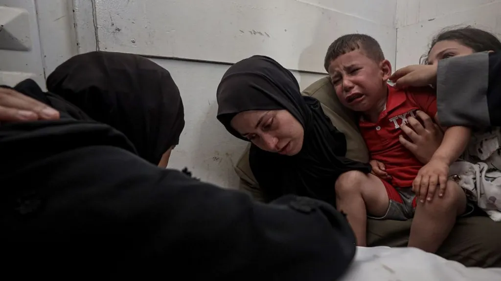 Ushtria izraelite vret 23 palestinezë pranë një vendi ndihme në Gaza, thonë dëshmitarët dhe mjekët