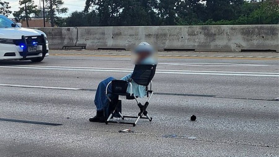 Gruaja e armatosur ulet me karrige në mes të autostradës, kaos në qytetin amerikan