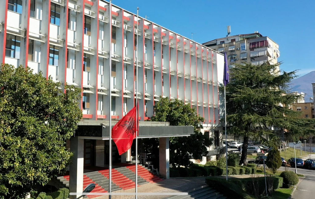 Kthehen në atdhe tre nga shqiptarët që mbetën në Izrael kur nisën sulmet