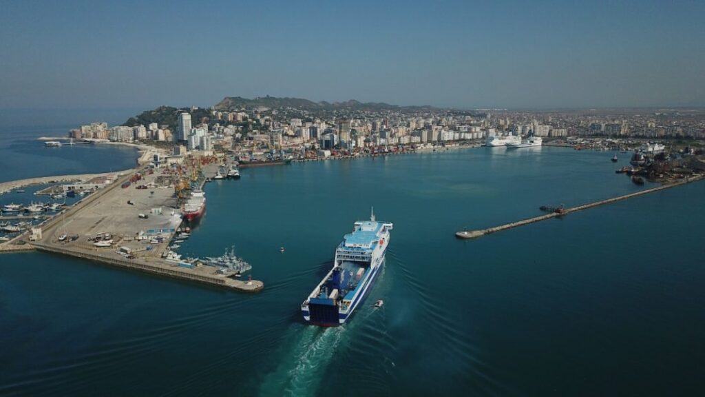 Vlorë: Sekuestrohen rreth 50 mijë euro të padeklaruara në Port, u gjetën në një furgon që vinte nga Bari