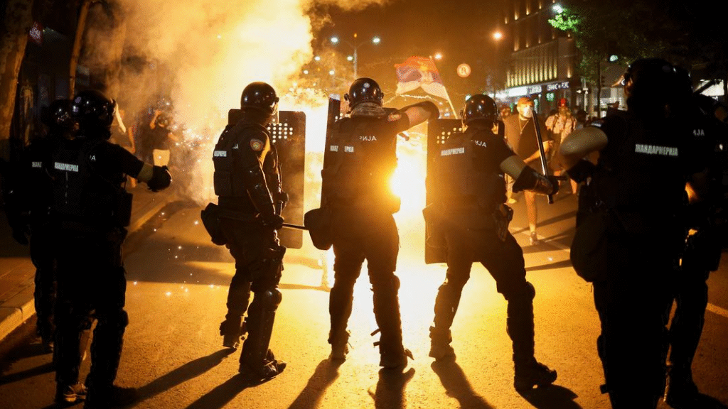 Demonstrata dhe Dhunë në Beograd: Protestuesit dhe Policët në Konfrontim