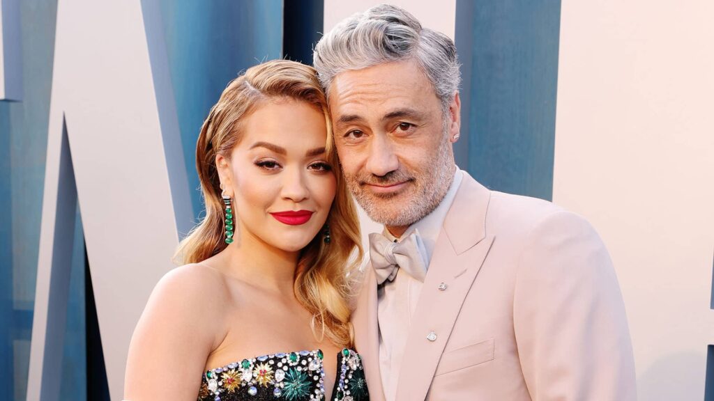 “I rashë në gjunjë”: Rita Ora tregon se ishte ajo që i propozoi martesë Taika Waititi