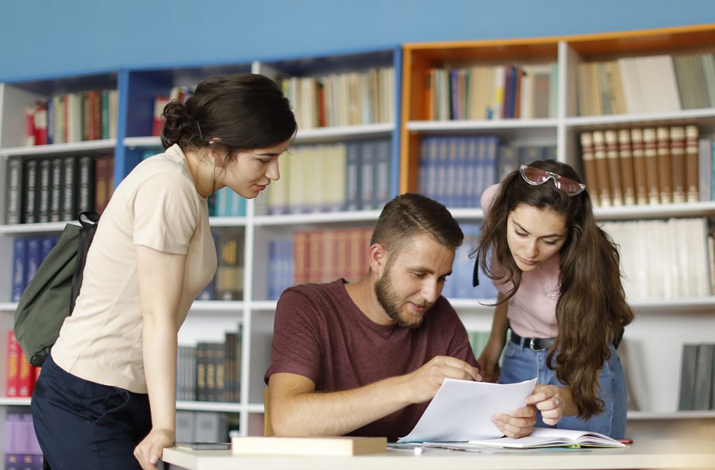SHBA përforcojnë kontrollin për vizat studentore: Aplikuesit duhet të deklarojnë llogaritë në rrjetet