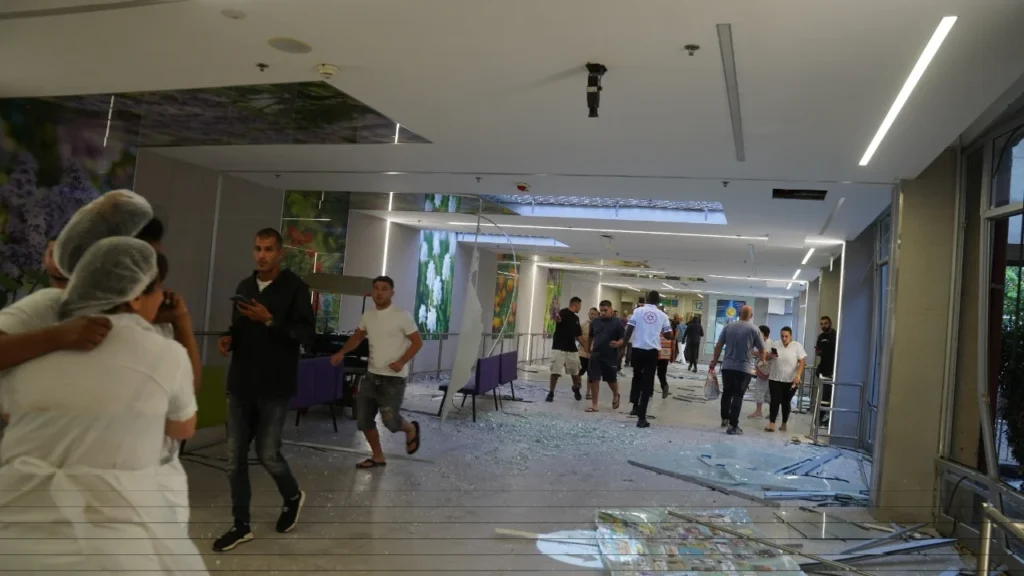 Vijojnë “shkëmbimet” e raketave gjatë natës, bombardohet spitali në jug të Izraelit
