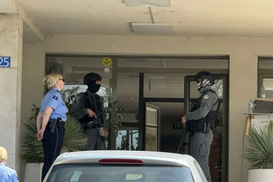 Raportohet për bastisje në objektin ku ndodhen disa agjenci të shtetit