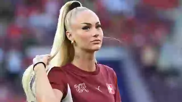 Pse ‘futbollistja më seksi në botë’, Alisha Lehmann, tani ka një truproje në Kampionatin Evropian të Grave, ndërsa përballet me urrejtje në internet për pamjen e saj joshëse në stol