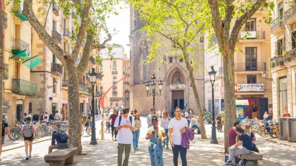 Barcelona “përzë” turistët, mbyll dy terminale të anijeve turistike