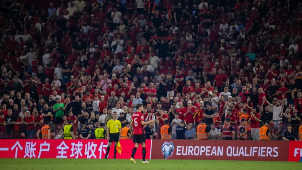 Ndeshja Shqipëri–Serbi / FSHF dënohet nga FIFA me gjobë 161.500 franga zvicerane dhe mbyllje 20% të stadiumit në ndeshjen me Letoninë
