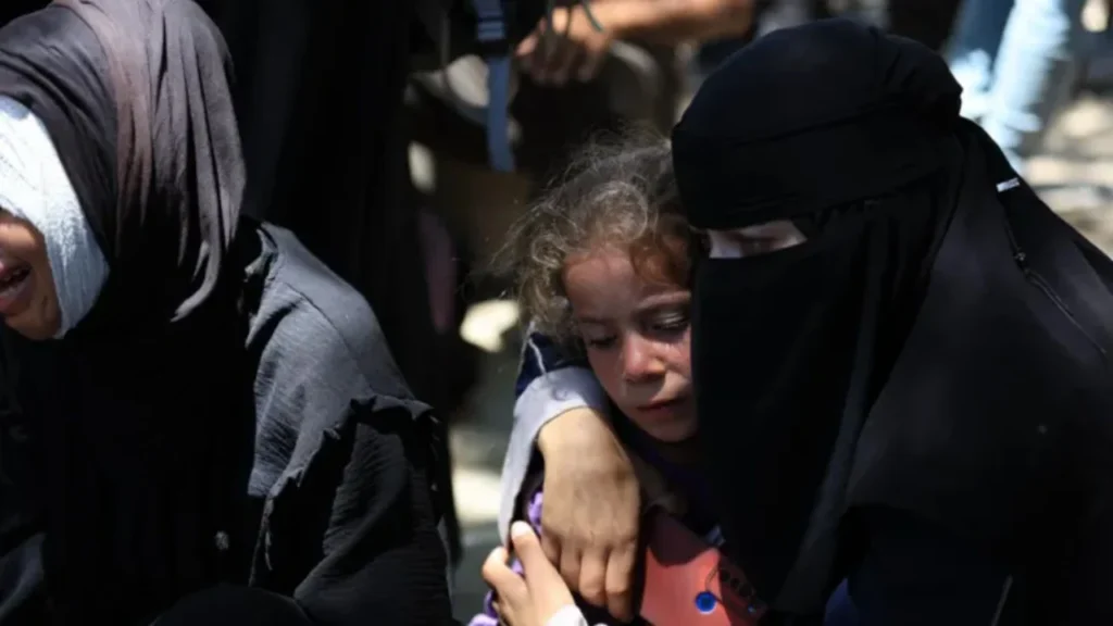 Po prisnin të merrnin ushqim nga kamionët me ndihma në Gaza, izraelitët nuk kursejnë sulmet! Të paktë 67 të vrarë