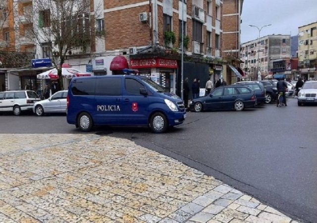 Ngjarje e rëndë në mes të Shkodrës, të rinjtë konfliktohen me thika dhe sëpatë