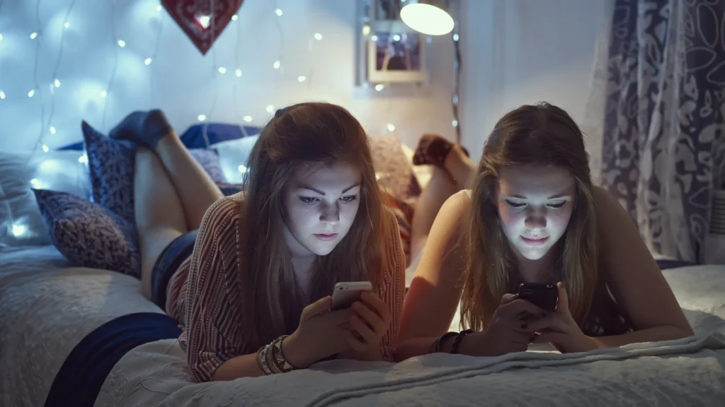 Si ndikojnë mediat sociale në shëndetin mendor të adoleshentit: Udhëzues për prindërit