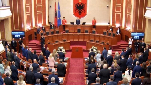 Nis seanca e Kuvendit, 72 deputetë ulen për herë të parë, drejtohet nga Vasil Llajo. Punimet po ndiqen nga ambasadorët e huaj
