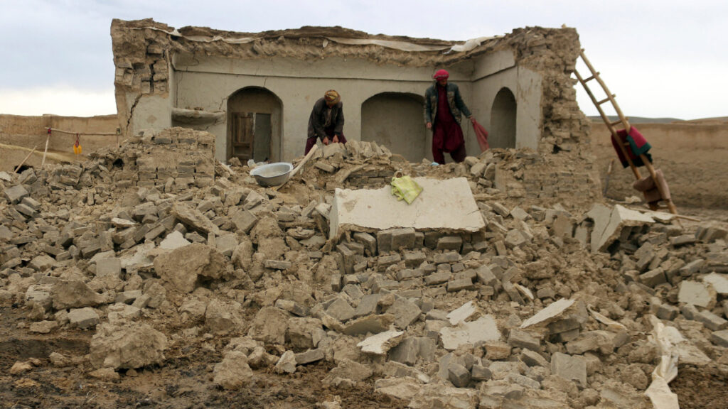 “Isha i varrosur për orë të tëra”, burri që humbi gruan dhe dy djemtë përshkruan katastrofën e tërmetit në Afganistan
