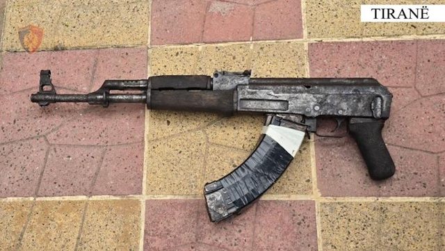 Parandalohet krimi në familje: Arrestohet 44-vjeçari, dhunonte gruan dhe vajzën e mitur së bashku me djalin! Në shtëpi i gjenden armë zjarri