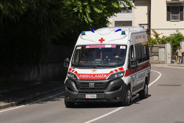 Tragjike! 70-vjeçari hidhet nga ballkoni, bie mbi 80-vjeçaren, e moshuara ndërron jetë në vend, personi që tentoi vetëvrasjen mbijetoi