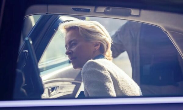 Tension në Bullgari – nacionalistët sulmojnë makinën duke besuar se Von der Leyen ishte brenda/Video