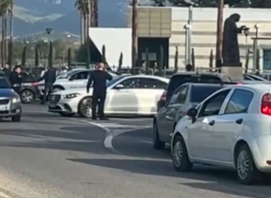 Atentati në mes të ditës pranë Aeroportit, dyshohet për një të vrarë dhe një të plagosur