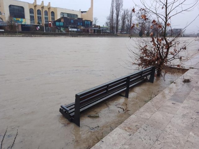 Ujësjellësi “Mitrovica” paralajmëron mundësinë për të pasur vërshime