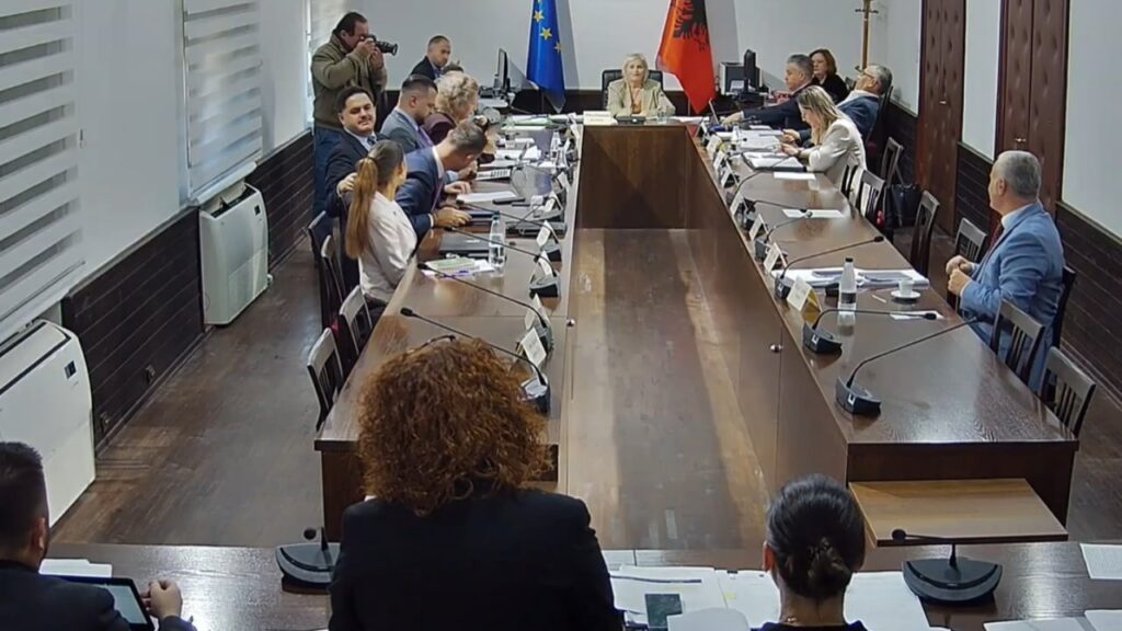 Komisioni i Ekonomisë rifillon punimet pas debatit për praninë e ministres Balluku në dëgjesën për buxhetin 2026