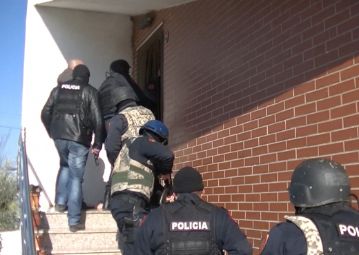 RENEA “zbarkon” në Nikël/ Gjendet arsenal armësh në një banesë