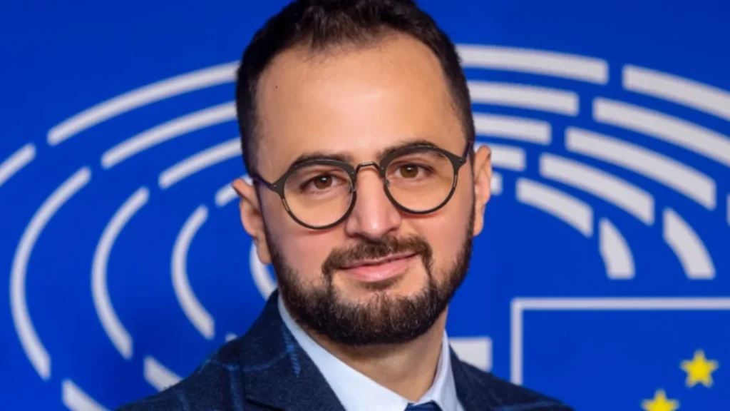 Endrit Shabani zgjidhet Avokat i Popullit me shumicën e votave, opozita braktis sallën