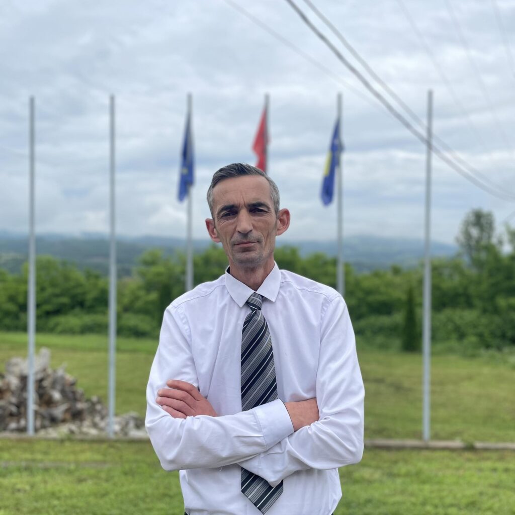 Ish-kryetari Peci: Para zyrës së kryetarit të Zveçanit i kanë rikthyer simbolet me katër S