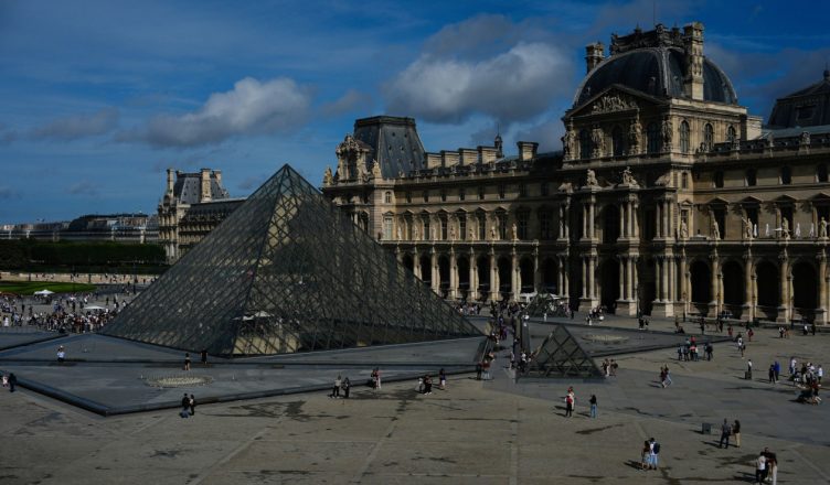 Pas grabitjes spektakolare, Luvri nuk po gjen qetësi, përmbytja shkatërron qindra dokumente historike