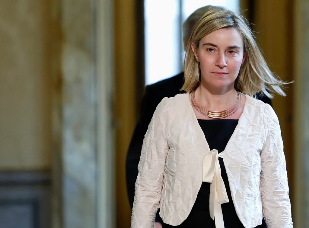 Mogherini lirohet pas natës në paraburgim — Hetimi për korrupsion trondit institucionet e BE-së